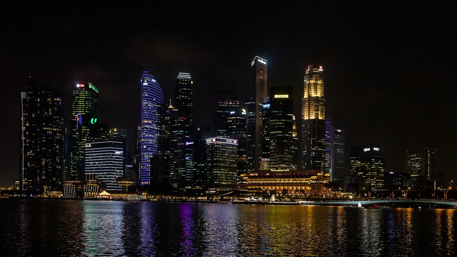 新加坡中央商务区夜景与水面灯光倒影